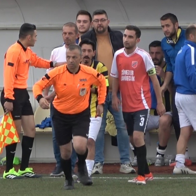 Hakemden maçta hayati müdahale
Dili boğazına kaçan futbolcuya zamanında müd...