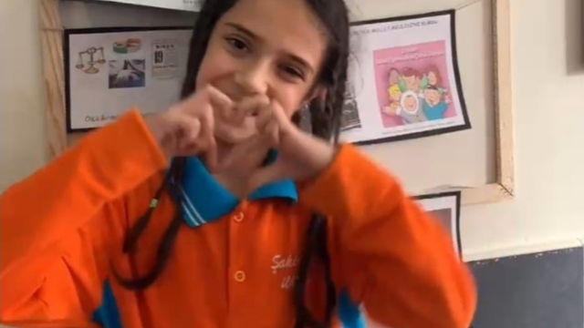 İnegöl'de öğrencilerden anlamlı 24 Kasım kutlaması
Öğretmenler Günü'nü işaret diliyle kutladılar