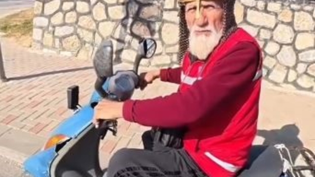 Kask yerine miğfer takan dede görenleri şaşırttı