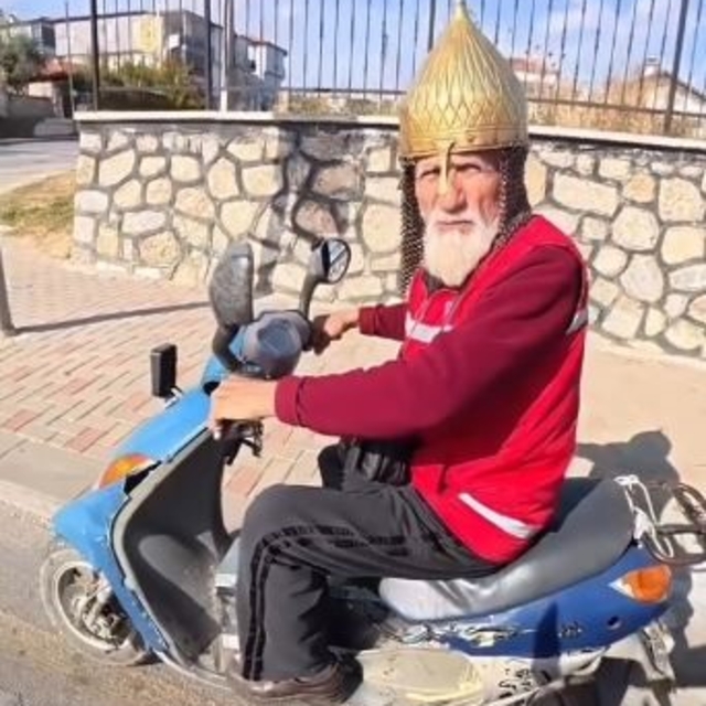 Kask yerine miğfer takan dede görenleri şaşırttı