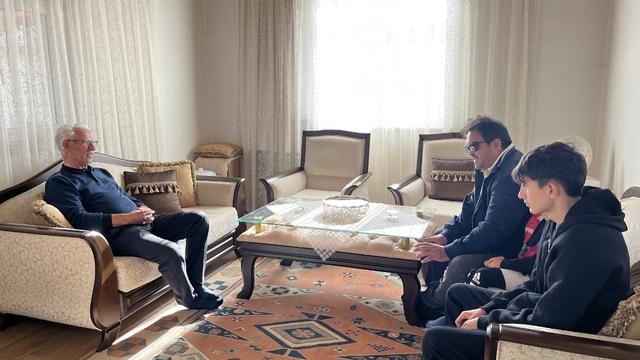 Akyaka'da vefalı öğrenci her yıl öğretmenin elini öperek, öğretmenler günü kutluyor