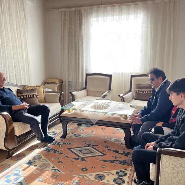 Akyaka'da vefalı öğrenci her yıl öğretmenin elini öperek, öğretmenler günü...