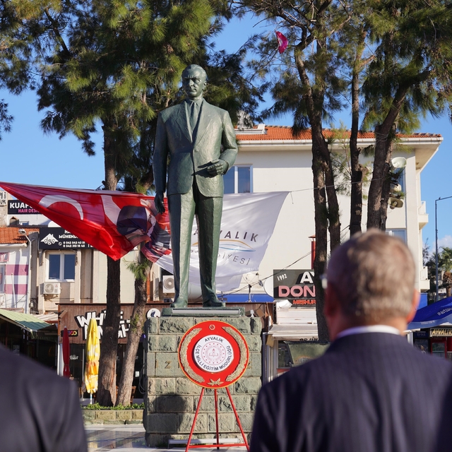 Ayvalık'ta öğretmenler günü coşkuyla kutlandı