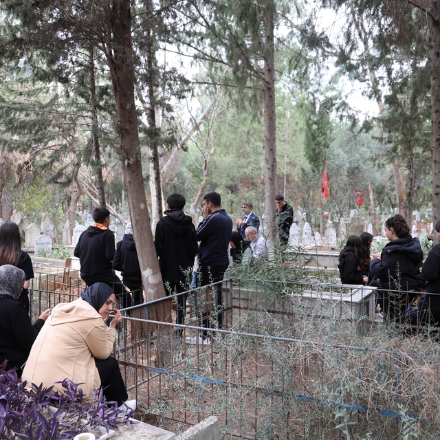 Öğrencileri, öğretmenler gününde vefat eden öğretmenlerini unutmadı