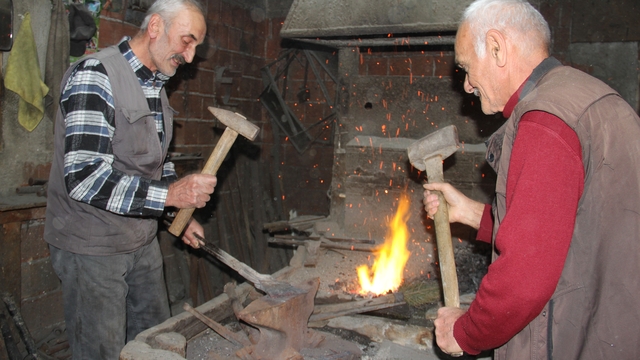 Babalarından kalan ocağı söndürmüyorlar
Bir asırlık demircilik mirasını kardeşler sürdürüyor