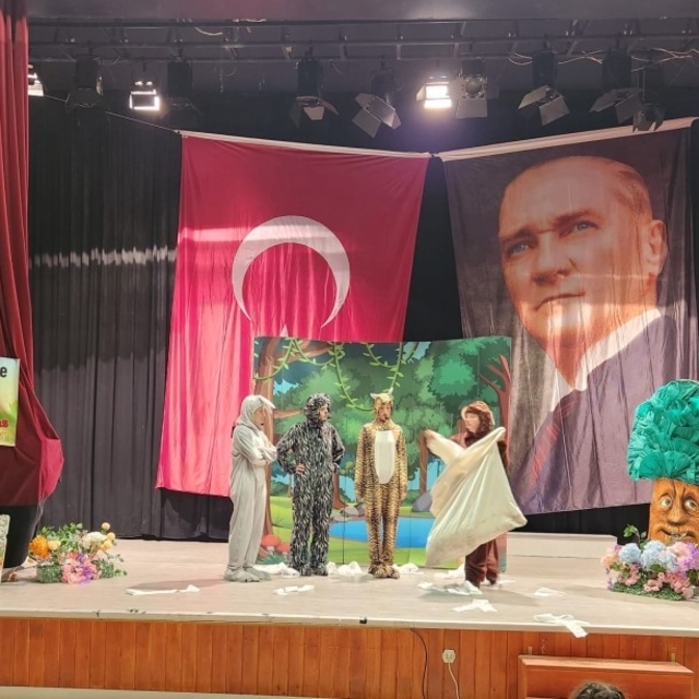 Eskişehirli çocuklardan anlamlı tiyatro gösterisi
Oyunu izleyen her çocuğa...