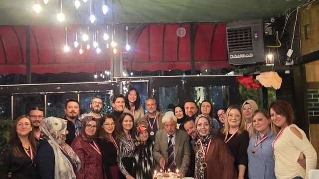 Eski öğrencilerinden emekli öğretmene duygulandıran Öğretmenler Günü sürprizi