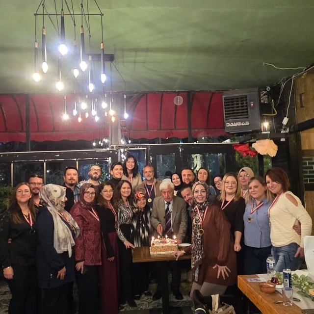 Eski öğrencilerinden emekli öğretmene duygulandıran Öğretmenler Günü sürpri...