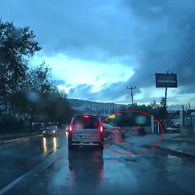 Ters şeride giren otomobile, motosiklet çarptı; 2 yaralı (2)