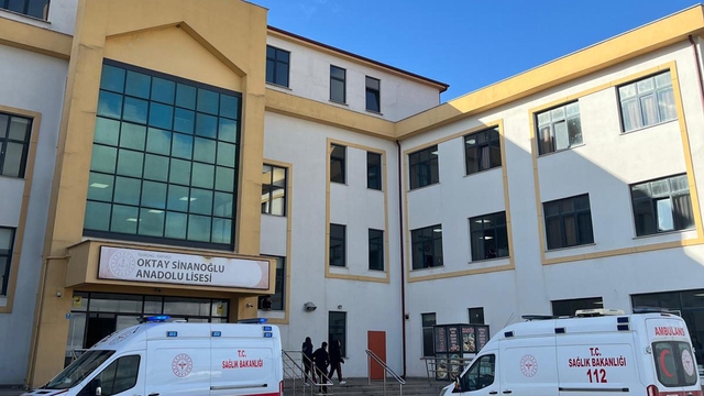 'Öğretmenler Günü'nde evden getirilen yemekleri yiyen 5 lise öğrencisi zehirlenme şüphesiyle hastaneye kaldırıldı