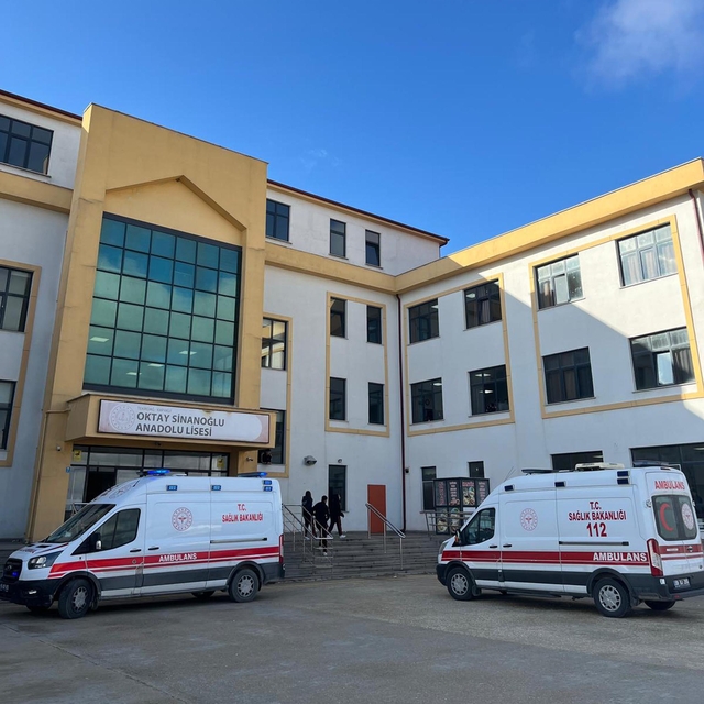 'Öğretmenler Günü'nde evden getirilen yemekleri yiyen 5 lise öğrencisi zehi...