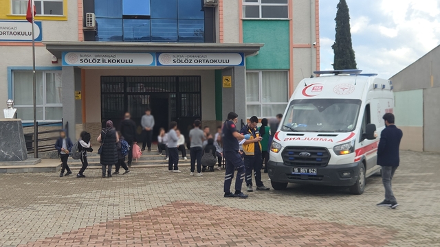 Öğle yemeği yiyen 20 öğrenci, gıda zehirlenmesi şüphesiyle hastaneye kaldırıldı