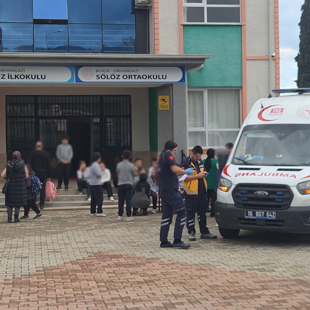 Öğle yemeği yiyen 20 öğrenci, gıda zehirlenmesi şüphesiyle hastaneye kaldır...