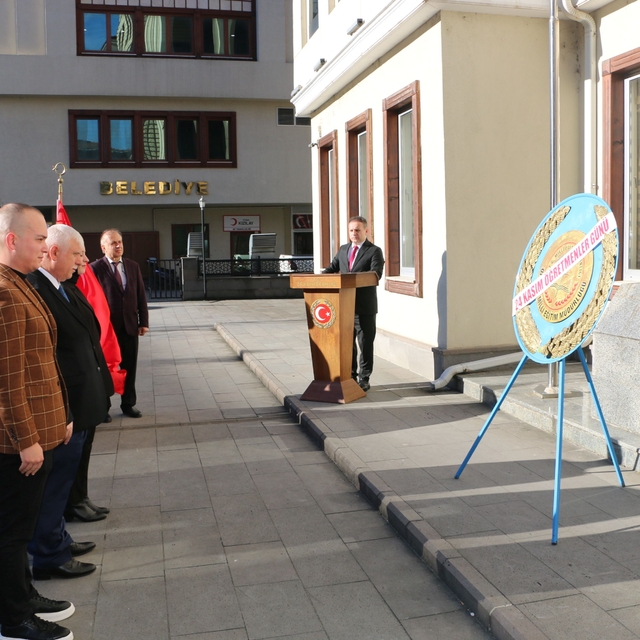 Of'ta 24 Kasım Öğretmenler Günü kutlandı