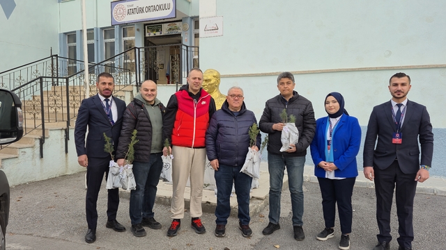 Tokat Belediyesi öğretmenlere 5 bin fidan dağıttı