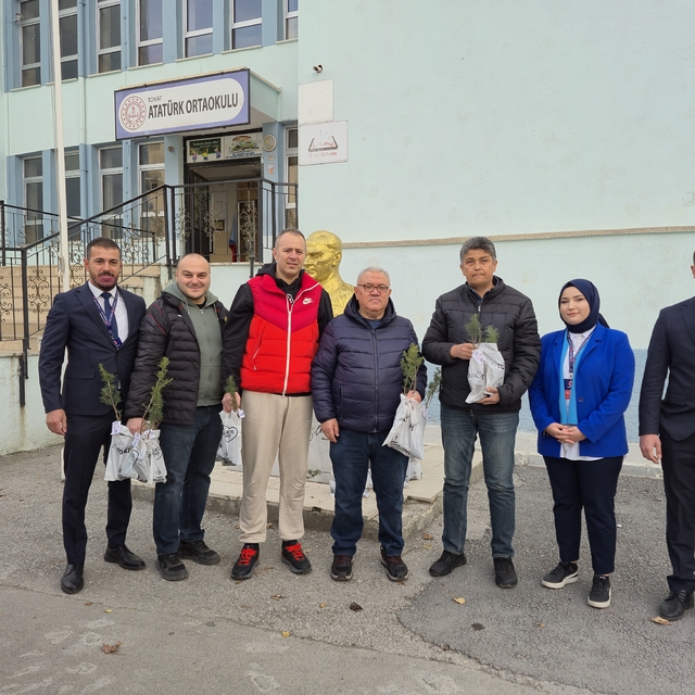 Tokat Belediyesi öğretmenlere 5 bin fidan dağıttı