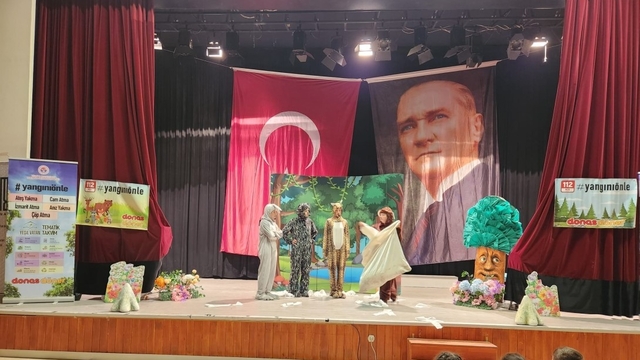 Eskişehirli çocuklardan anlamlı tiyatro gösterisi
Oyunu izleyen her çocuğa bir fidan hediye edilecek