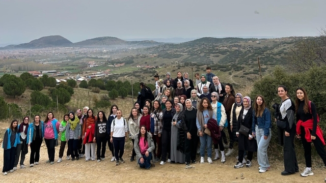Manisa'da 61 kadın öğretmen 24 Kasım'ı Gençlik Kampında kutladı