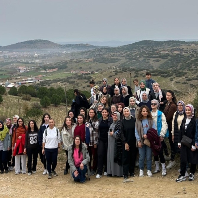 Manisa'da 61 kadın öğretmen 24 Kasım'ı Gençlik Kampında kutladı