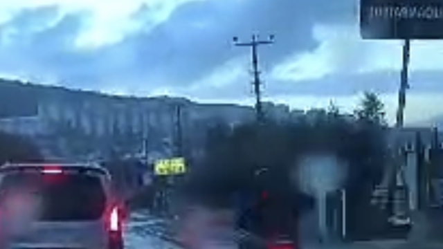 İş yerine girmek isteyen otomobile motosiklet çarptı: 2 yaralı
Motosiklette bulunan şahısların 30 metre savrulduğu anlar kameraya yansıdı