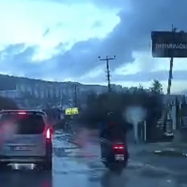 İş yerine girmek isteyen otomobile motosiklet çarptı: 2 yaralı
Motosiklette...