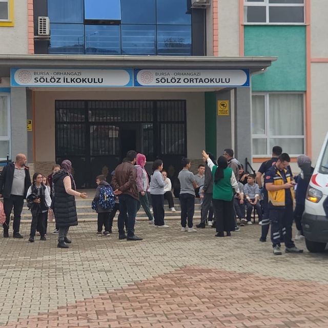 Şinitzel ve makarna yiyen öğrenciler hastaneye kaldırıldı: 20 öğrenci ambul...