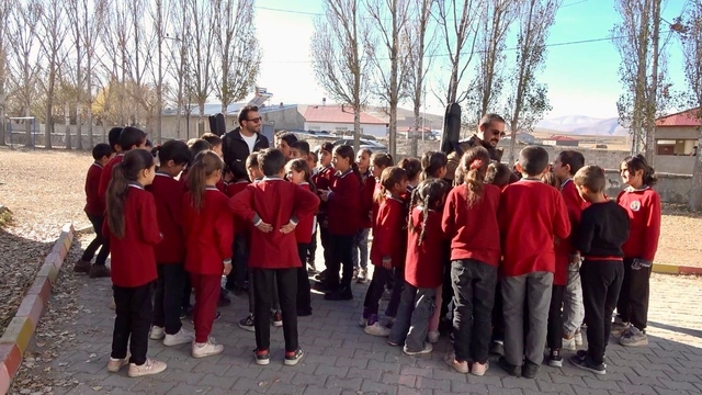 Ağrı'da öğretmenler kırsal bölgelerde öğrencileri müzikle buluşturuyor
Köy köy gezen öğretmenler, öğrencilere enstrümanları tanıtıyor
Ardin ve Cengiz, Taşlıçay'daki öğrencilere mini konser verdi
