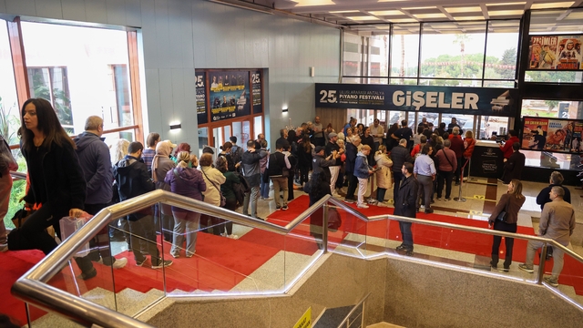 Piyano Festivali'nde gişe biletleri satışta
Antalyalılar biletlere yoğun ilgi gösterdi