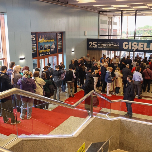 Piyano Festivali'nde gişe biletleri satışta
Antalyalılar biletlere yoğun il...