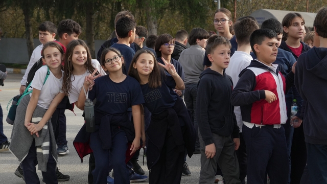 Yürüyüşü ile fenomen olan öğretmene sürpriz
29 Ekim'in hafızalara kazınan yürüyüşü yeniden canlandırıldı
Öğretmen Kenan Şereflioğlu "Dünyaya 10 defa gelsem yine öğretmen olurum"
