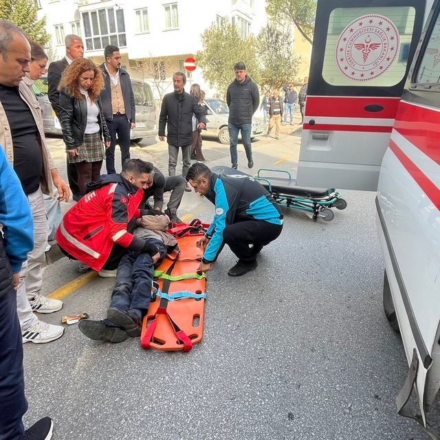 Menteşe'de otomobil yaşlı adama çarpıp kaçtı