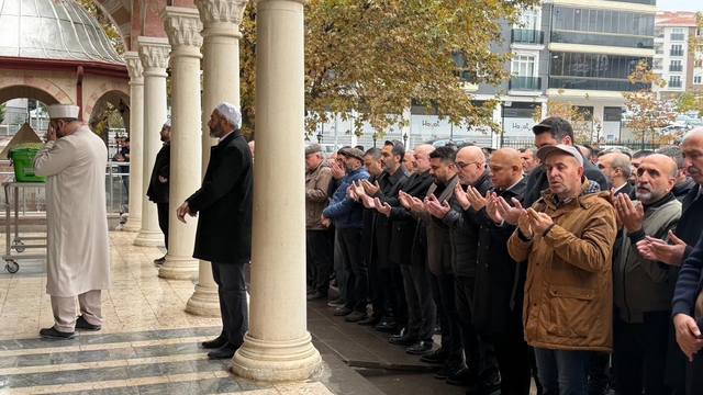 Atla elektrik direğine çarptı; hayatını kaybetti