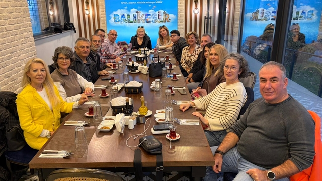 Balıkesir'de Ayfer öğretmen 44 yıl sonra öğrencileriyle buluştu