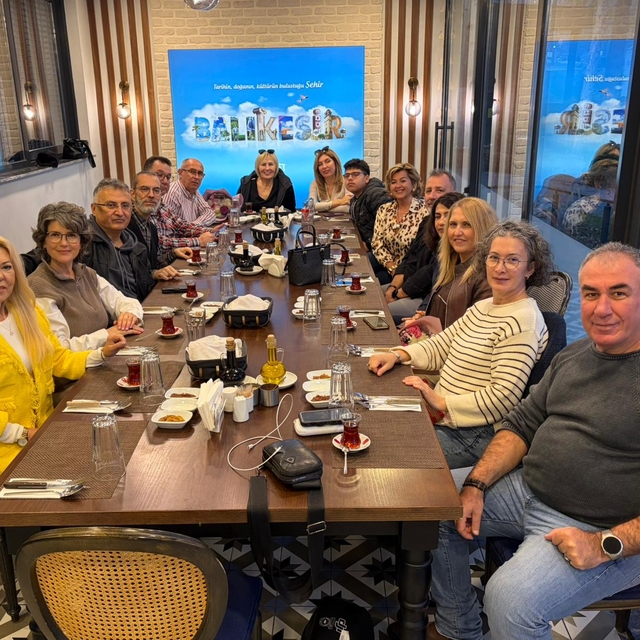 Balıkesir'de Ayfer öğretmen 44 yıl sonra öğrencileriyle buluştu