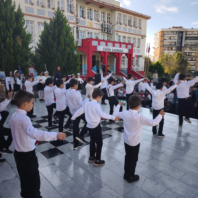 Nazilli'de öğretmenlerden zeybekli Kutlama