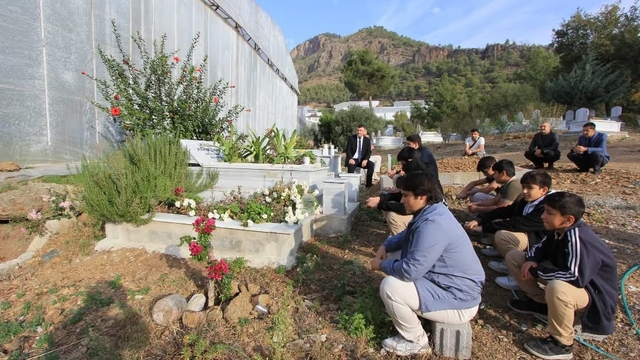 Bozyazı'da vefat eden öğretmen kabri başında anıldı