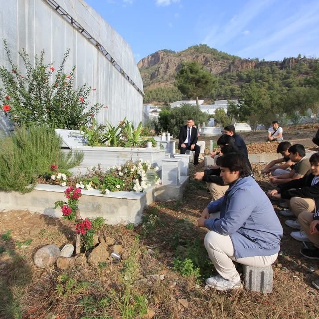 Bozyazı'da vefat eden öğretmen kabri başında anıldı