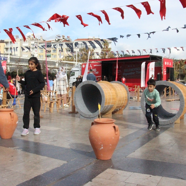 Geleneksel Oyun Tırı Aydınlılarla buluştu