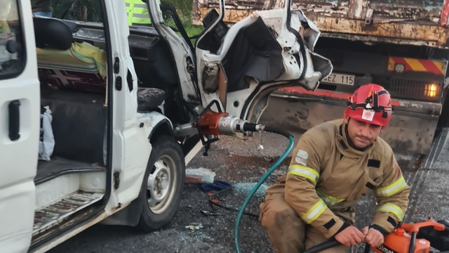 Balıkesir'de üç aracın karıştığı zincirleme kazada 7 kişi yaralandı