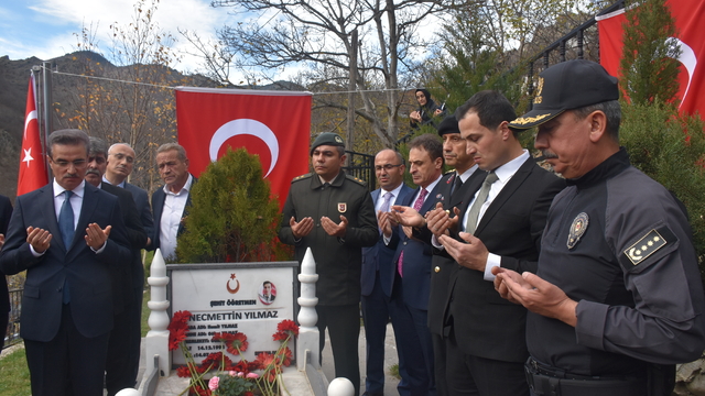Şehit öğretmen Necmettin Yılmaz kabri başında anıldı