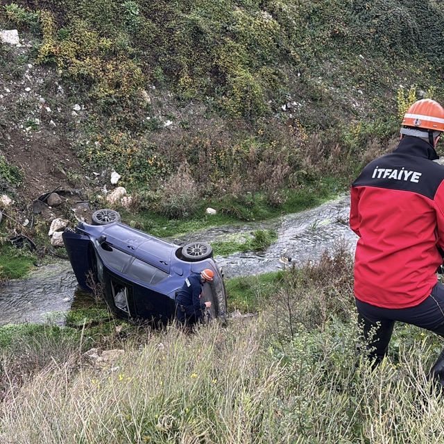Bolu'da kontrolden çıkan otomobil, dereye uçtu: 2 yaralı