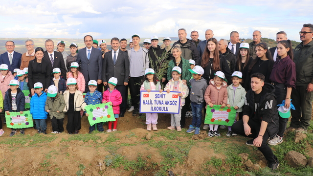 Tekirdağ'da "Öğretmenler Günü" dolayısıyla fidanlar toprakla buluşturuldu