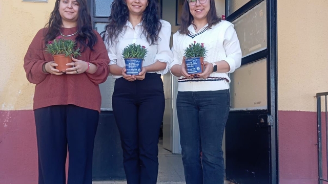 Bozdoğan Belediyesi'nden öğretmenlere karanfil çiçeği