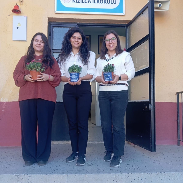 Bozdoğan Belediyesi'nden öğretmenlere karanfil çiçeği