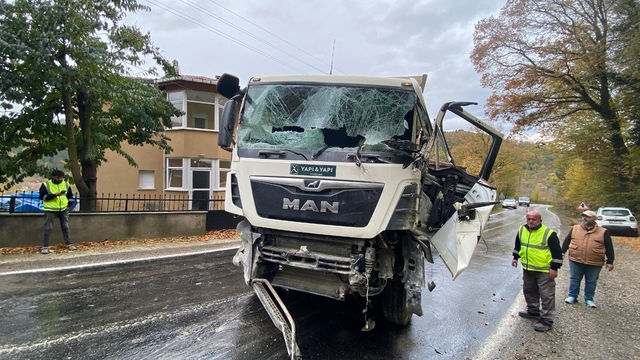Sinop'ta istinat duvarına çarpan kamyonun sürücüsü yaralandı