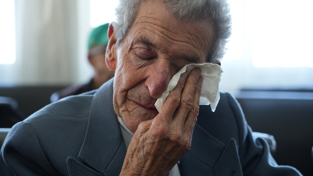 Huzurevinde öğrencilerden emekli öğretmenlere gönülleri ısıtan sürpriz: Gözyaşları sel oldu
Öğrencilerden emekli öğretmenlere duygulandıran sürpriz