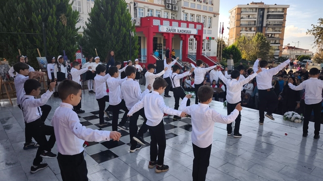 Nazilli'de öğretmenlerden zeybekli Kutlama