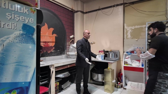 Başkan yardımcısının ani denetimi hijyensizliği ortaya çıkardı: "Burası pislik içinde"
Tatlı imalathanesinde mide bulandıran görüntüler