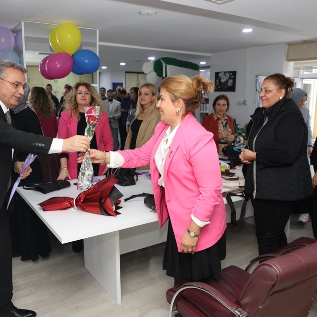 Başkan Kurnaz'dan öğretmenlere anlamlı jest: "Geleceğimizi şekillendiriyors...