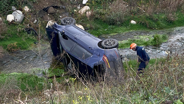Otomobil, dereye uçtu: 2 yaralı